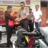 Kapolres Kuningan saat mengembalikan motor milik korban.